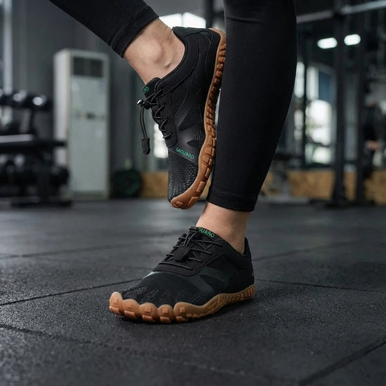 Persona usando Saguaro Vitality III caqui para realizar yoga. 