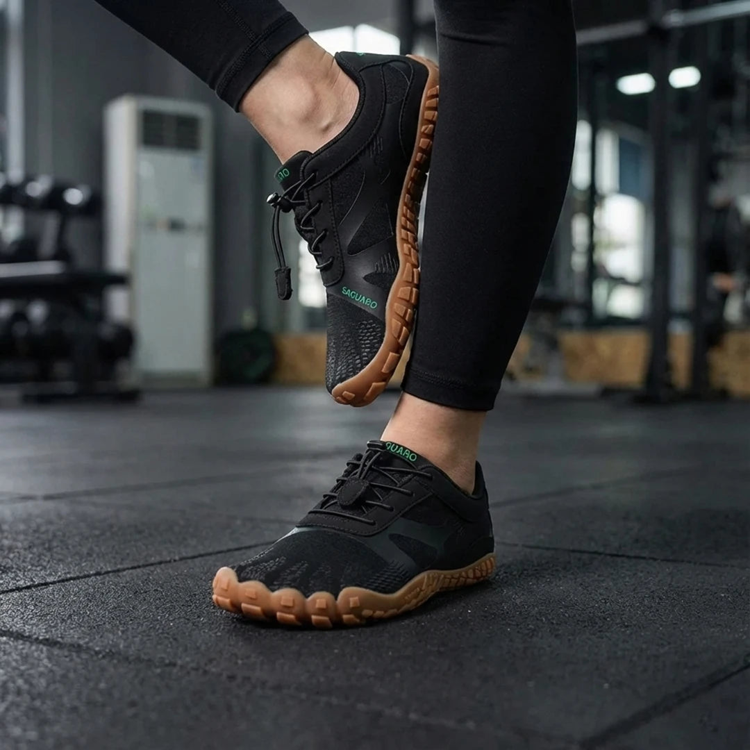 Persona usando Saguaro Vitality III caqui para realizar yoga. 