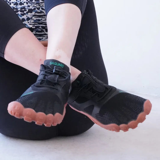 Persona usando Saguaro Vitality III caqui para realizar yoga. 