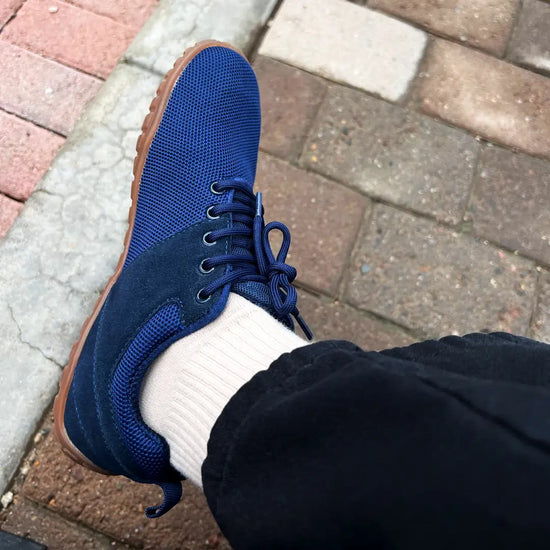 Persona sentada usando Saguaro Wish I azules 