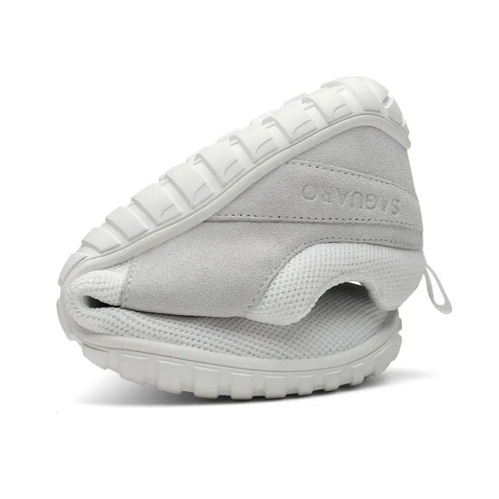 Zapatilla Saguaro Wish I blanca doblada demostrando flexibilidad natural barefoot.