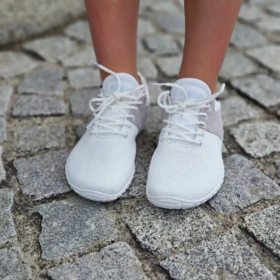 Persona usando Saguaro Wish I blancas vista frontal sobre superficie exterior.