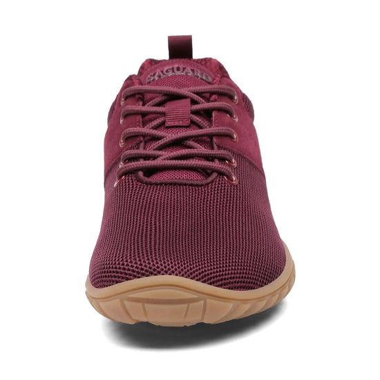 Vista frontal de Saguaro Wish I vinotinto resaltando puntera ancha.