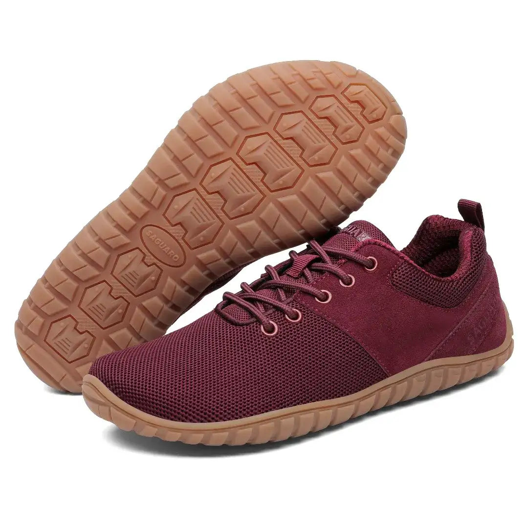 Par de Saguaro Wish I vinotinto en vista diagonal con la suela.