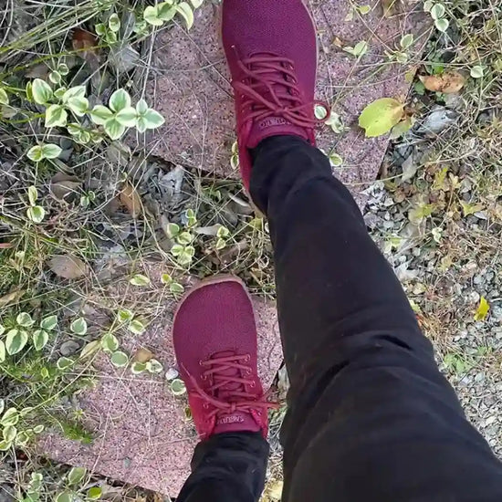 Persona usando Saguaro Wish I vinotinto caminando con movimiento natural.