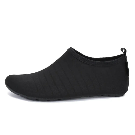 Zapatilla acuática minimalista negra, neopreno y secado rápido.