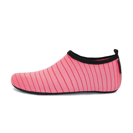 Zapatilla acuática minimalista rosa con rayas, ajuste tipo calcetín.