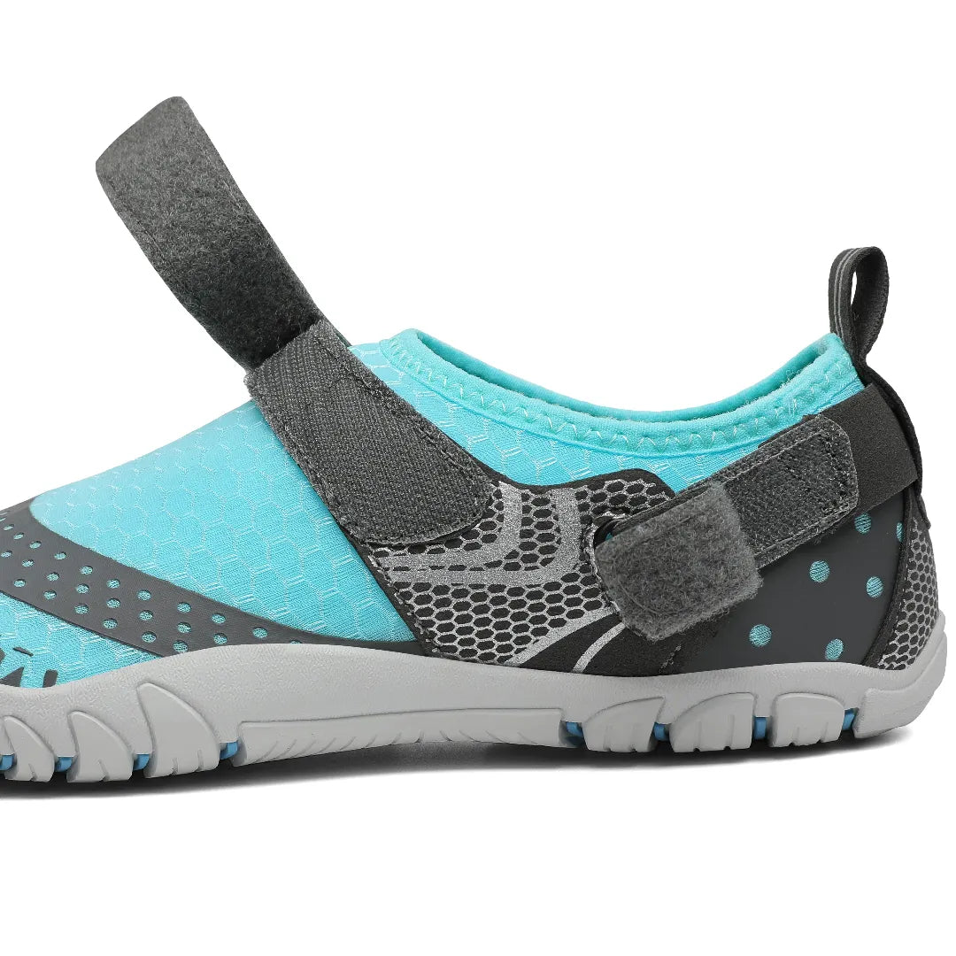 Detalle del velcro y secado rápido de las zapatillas de agua celeste