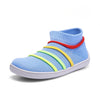 Zapatilla minimalista infantil azul con elásticos de colores.