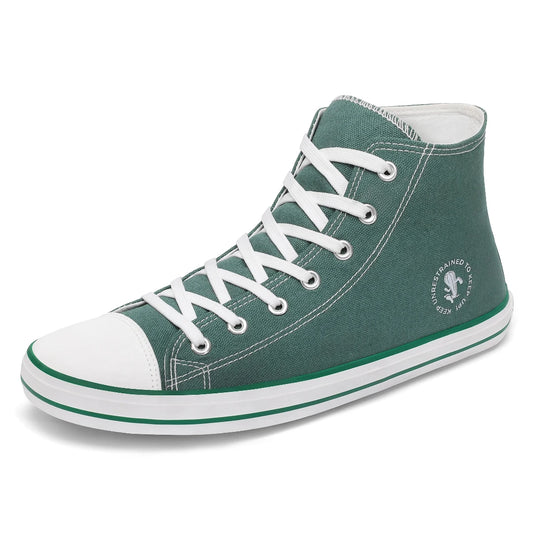 Zapatilla minimalista verde de lona con puntera blanca y estilo clásico.