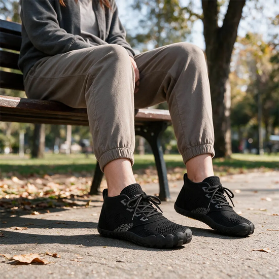 Zapatilla minimalista negra Saguaro Smart I Pro en uso diario, calzado barefoot versátil del entrenamiento a la ciudad.