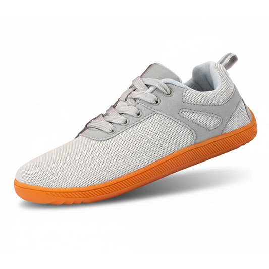 Zapatilla barefoot casual gris con suela naranja, ultra ligera y flexible.