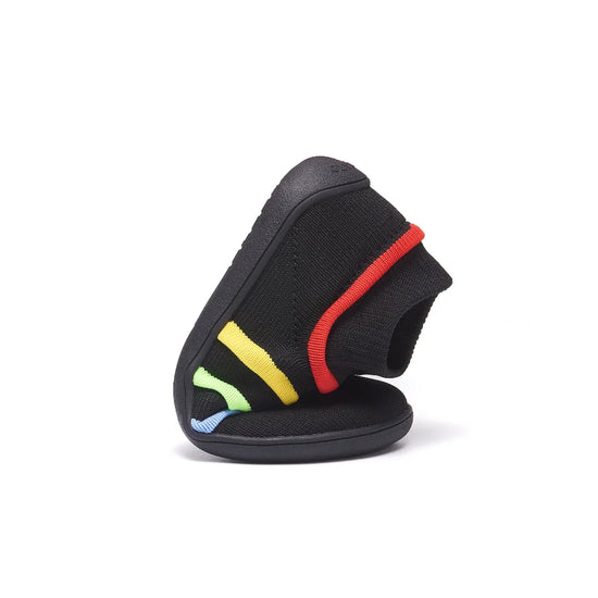 Demostración de flexibilidad total en zapatilla infantil negra.