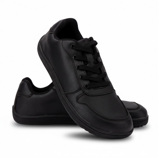 Diseño casual elegante en negro total, cordones planos y costuras reforzadas.