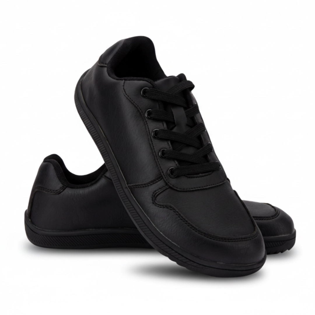 Diseño casual elegante en negro total, cordones planos y costuras reforzadas.