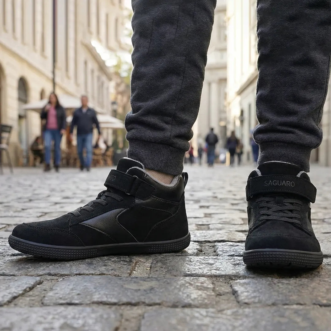 Niño usando zapatillas barefoot negras, caminando libremente por la ciudad. 