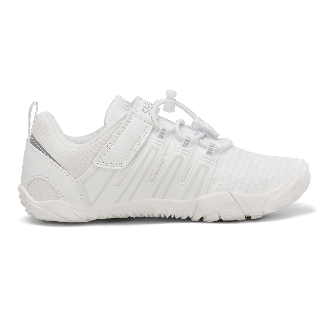 Zapatillas anchas blancas para niño con suela zero drop y ajuste elástico ergonómico.