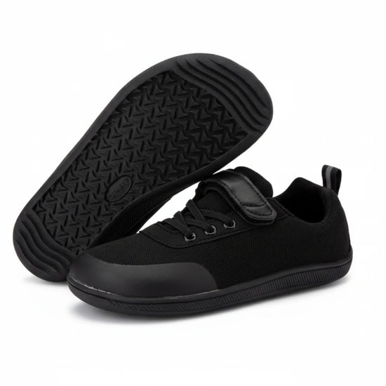 Zapatillas anchas escolares con suela de caucho antideslizante para seguridad en el recreo.