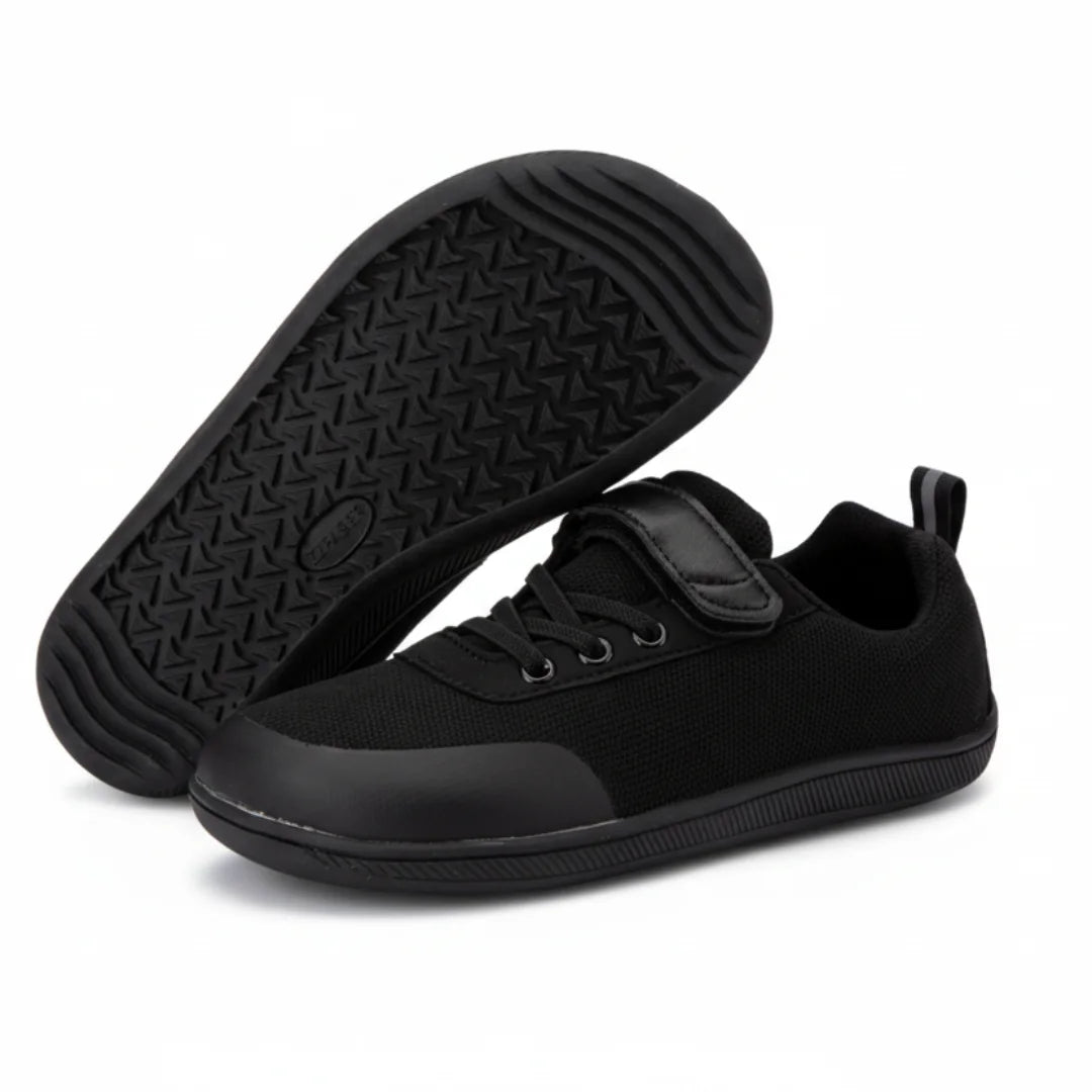 Zapatillas anchas escolares con suela de caucho antideslizante para seguridad en el recreo.