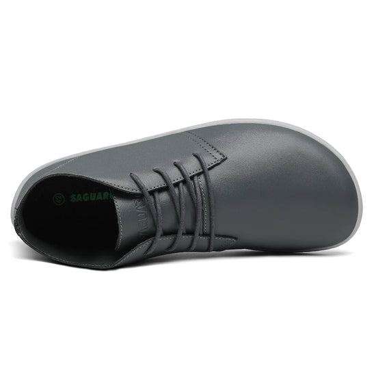 Vista superior de zapatillas anchas resaltando la forma de pie real para evitar opresiones.