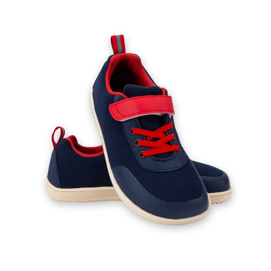 Zapatillas anchas infantiles con suela plana zero drop para un crecimiento natural del pie.