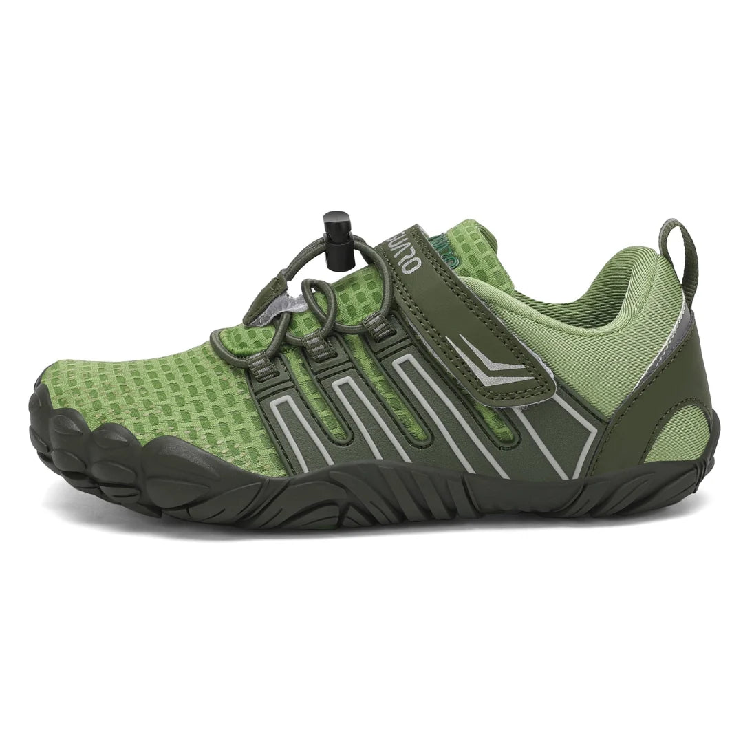 Zapatillas anchas infantiles de malla transpirable verde, ideales para el cerro y parque.