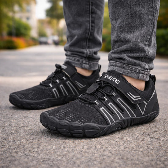 Niño caminando por la ciudad con zapatillas anchas infantiles que respetan el pie.