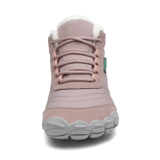 Vista frontal de bota rosa destacando la amplitud de la caja de dedos.