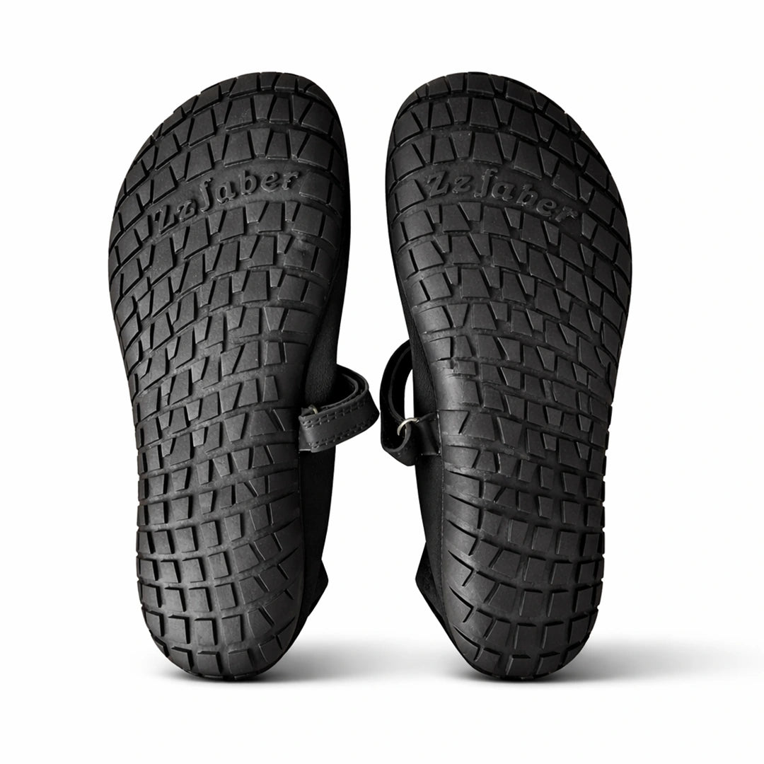 Suela de caucho flexible en zapatillas anchas tipo ballerinas para caminar segura en ciudad.