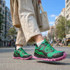 Mujer caminando con zapatillas anchas verdes en Santiago, destacando comodidad y tracción en ciudad.