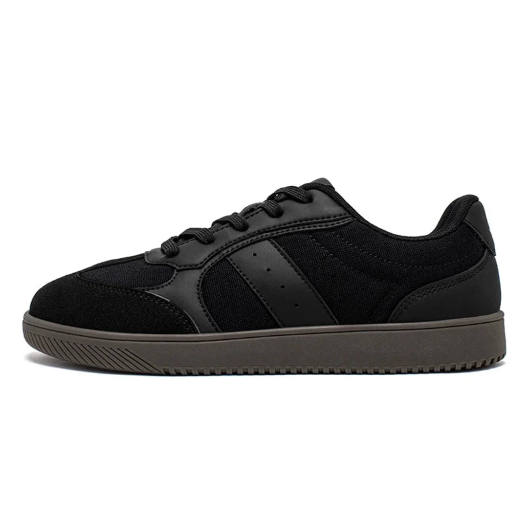 Zapatillas anchas negras para hombre con suela plana zero drop y diseño minimalista de transición.