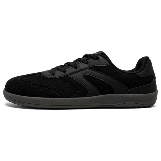 Zapatillas anchas negras para oficina con suela plana zero drop y horma anatómica.
