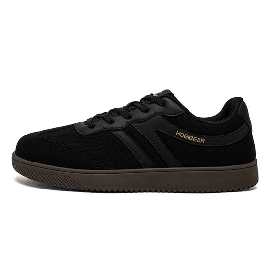 Zapatillas anchas negras para oficina con suela plana zero drop y estilo urbano minimalista.