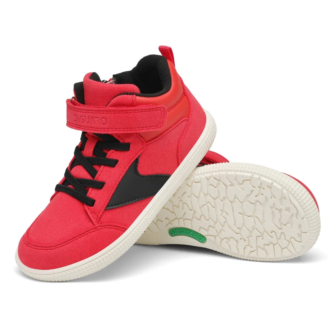 Suela de caucho blanca en zapatillas anchas con patrón de agarre para seguridad en el recreo.