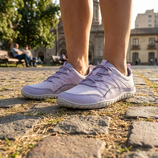 Zapatillas barefoot mujer Saguaro Forestep II púrpura en una plaza de Santiago, Chile.