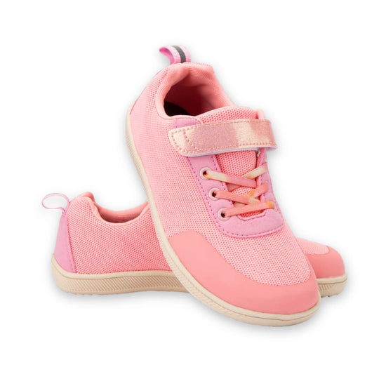 Par de zapatillas barefoot para niña en color rosa, calzado respetuoso y ultra ligero.