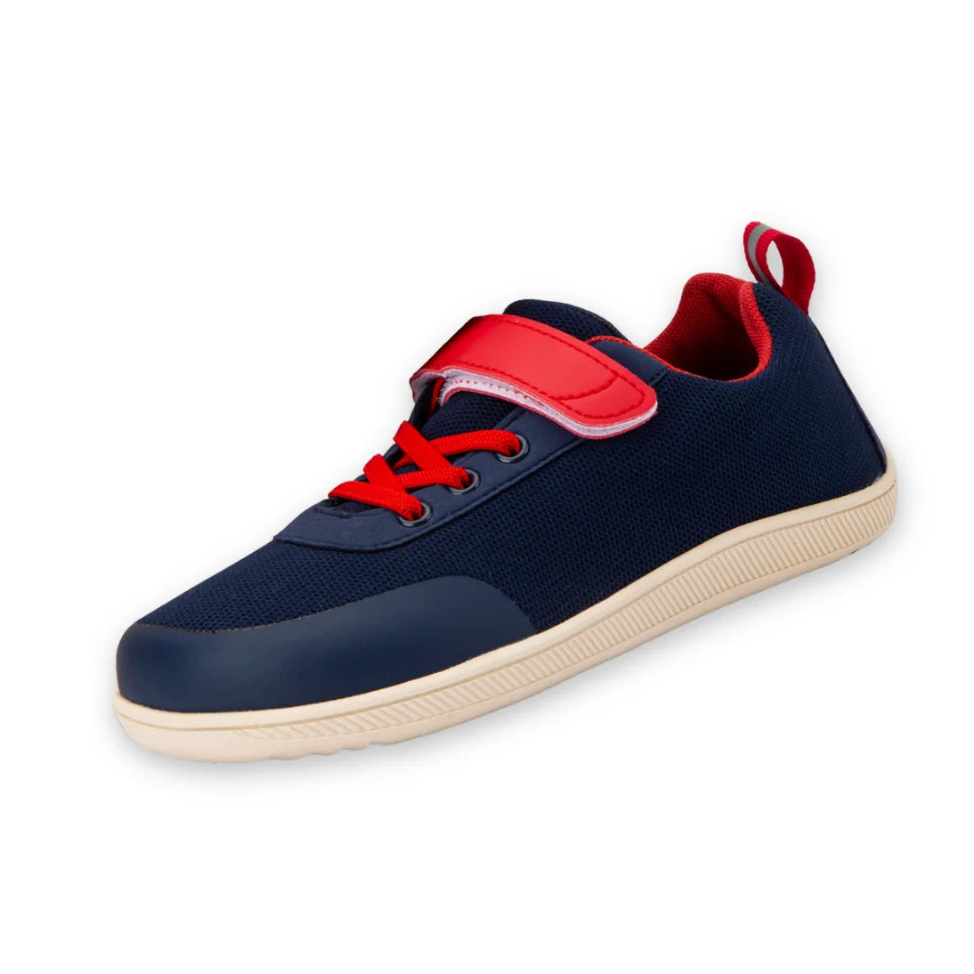Zapatillas barefoot para niño en azul marino y rojo con diseño ergonómico y ultra ligero.