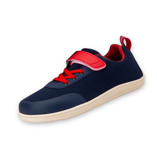 Zapatillas barefoot para niño en azul marino y rojo con diseño ergonómico y ultra ligero.