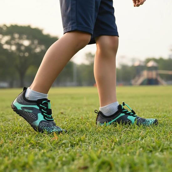 Niño utilizando Zapatillas barefoot Saguaro Kids Fast I verde en la naturaleza