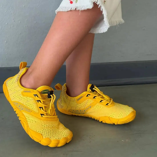Zapatillas barefoot Kids Free I amarillas en uso par infantil