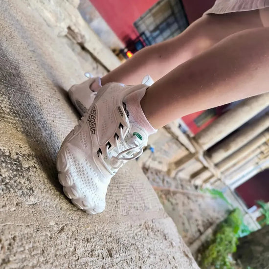 Zapatillas barefoot Kids Free I blancas en uso par infantil