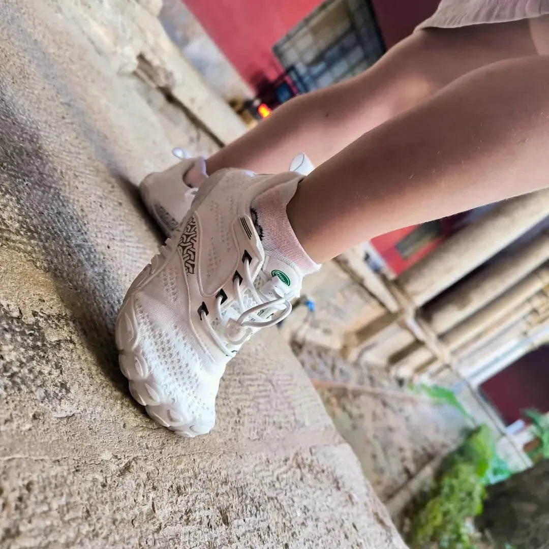 Zapatillas barefoot Kids Free I blancas en uso par infantil