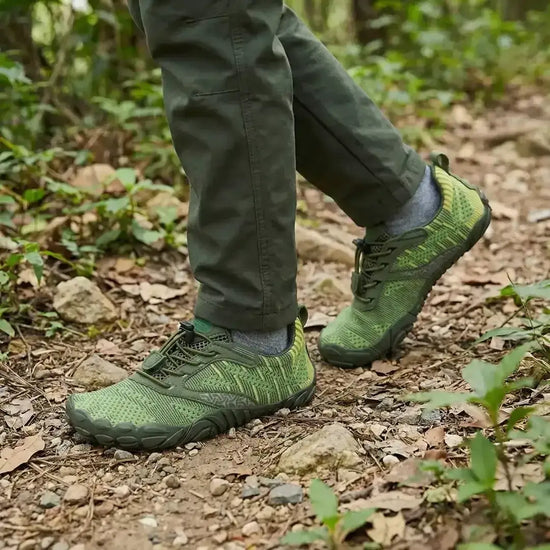 Zapatillas barefoot Kids Free I verdes en uso al aire libre