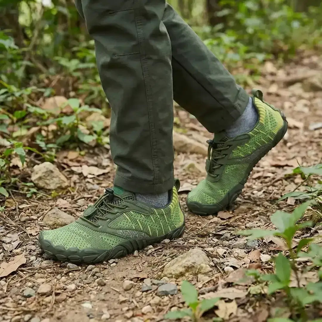 Zapatillas barefoot Kids Free I verdes en uso al aire libre