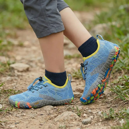 Zapatillas barefoot Saguaro Kids Smart I celeste en uso par infantil