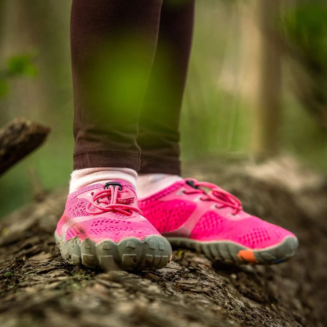 Zapatillas barefoot Saguaro Kids Smart I rosadas en uso al aire libre