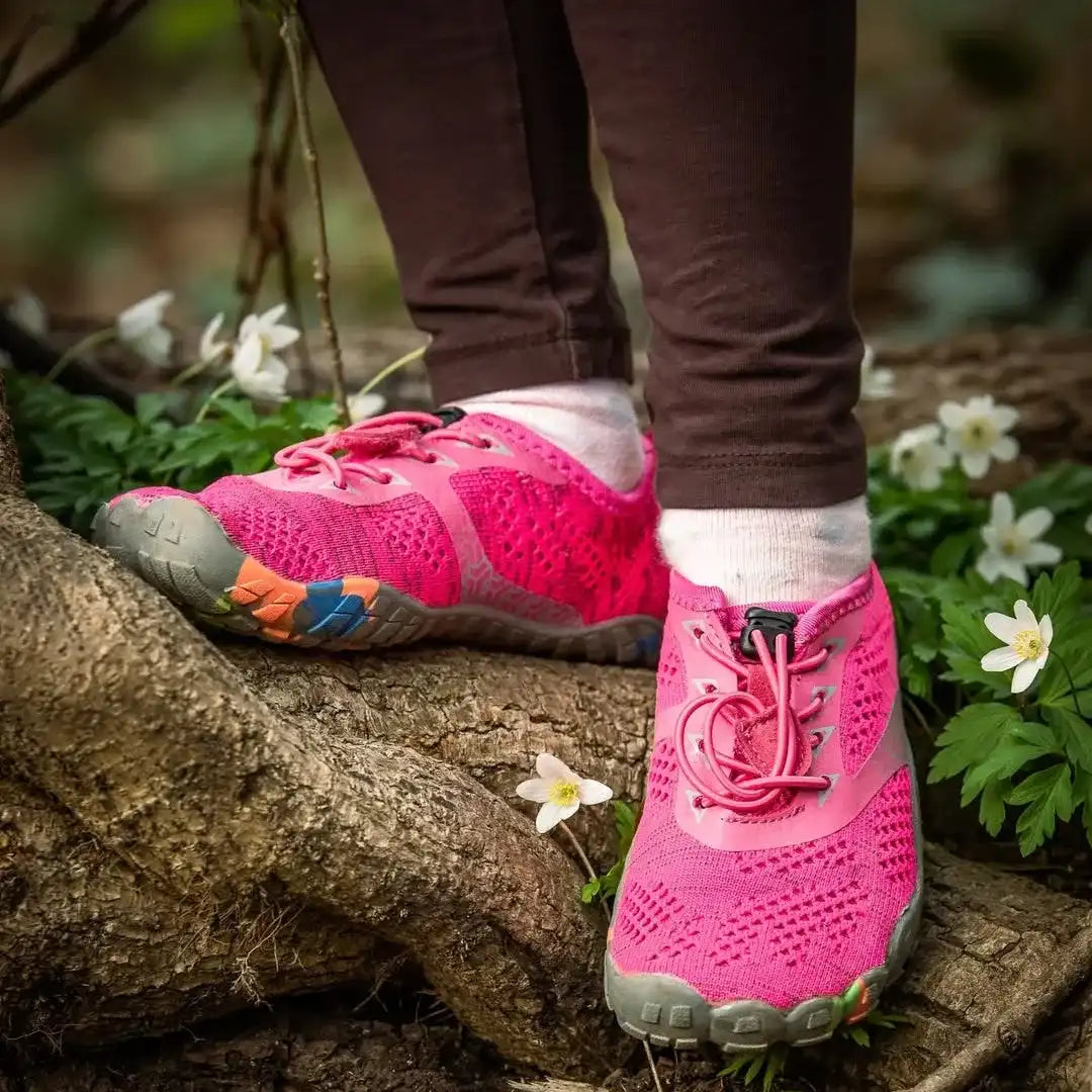 Zapatillas barefoot Saguaro Kids Smart I rosadas en uso par