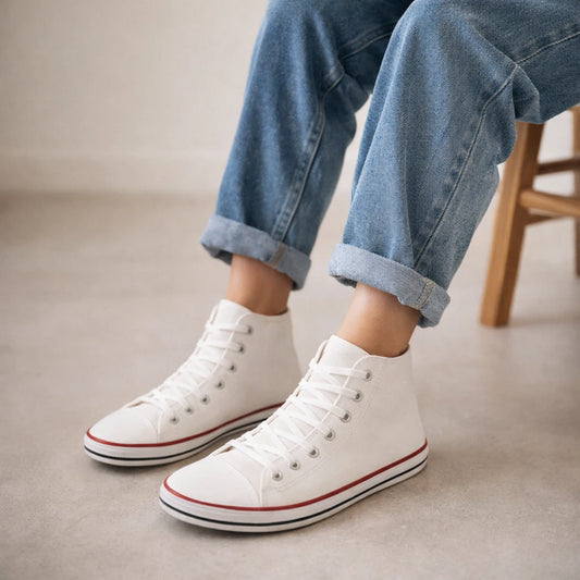 Mujer usando zapatillas de caña alta blancas destacando comodidad y estilo retro.