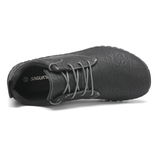 Vista superior de zapatillas ergonómicas Saguaro Noble IV negras, espacio anatómico ideal para pies con empeine alto.