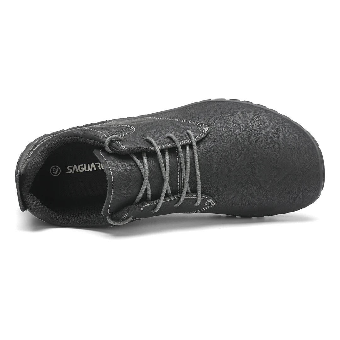 Vista superior de zapatillas ergonómicas Saguaro Noble IV negras, espacio anatómico ideal para pies con empeine alto.